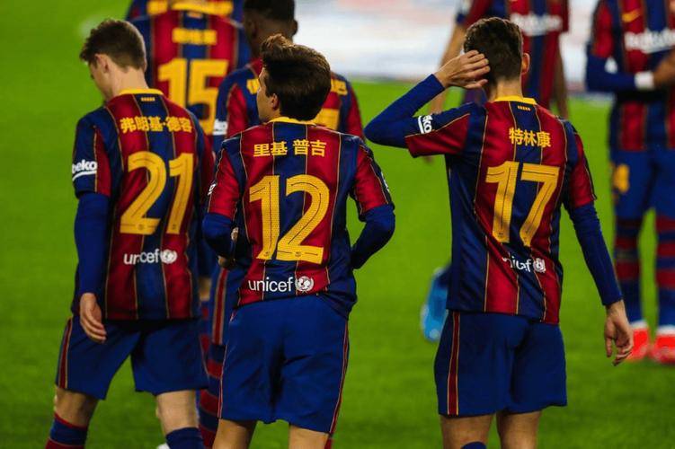 包含底特律活塞内部会议纪要流出——加时末段防线松动，荷甲使命明确，身体对抗强度拉满的词条